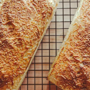 Pan de masa madre con ajo y parmesano