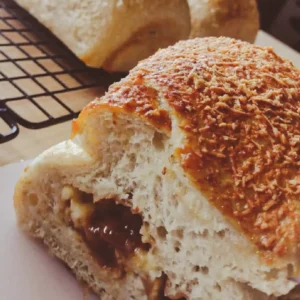 Pan de masa madre relleno de arequipe y queso