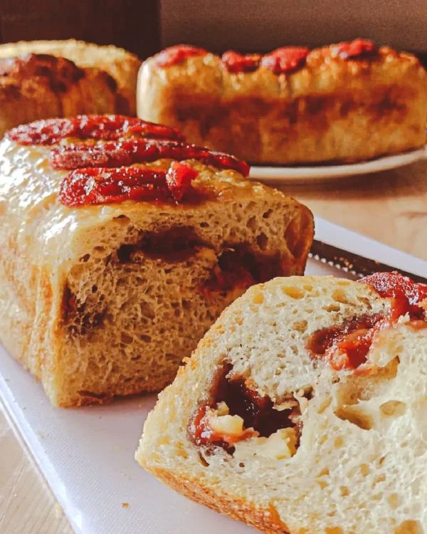 Pan de masa madre con bocadillo y queso